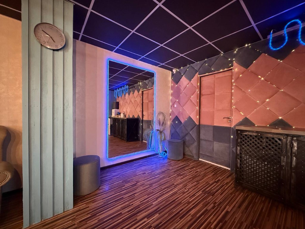 Интерьер студии с большим зеркалом и декоративной подсветкой