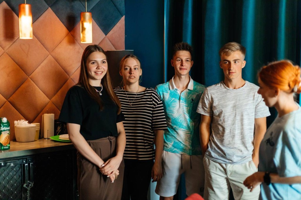 Команда гостей в пространстве студии перед игрой